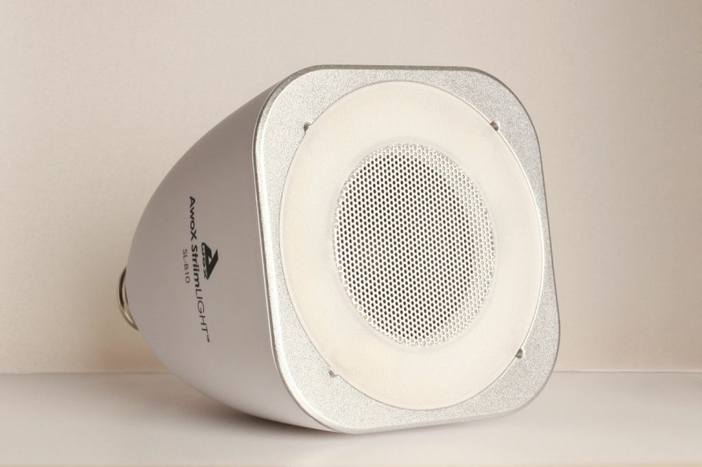 AwoX StriimLight: lampada LED con speaker che dialoga con smartphone