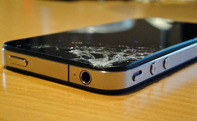 smartphone-con-vetro-danneggiato
